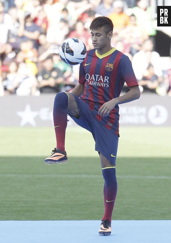 Neymar fait mumuse au Camp Nou, lundi 3 juin 2013