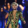 Miley Cyrus a pleuré lors d'un concert après le décès de son chien