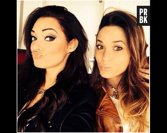 Capucine Anav et Emilie Nef Naf en mode selfie pendant PSG VS Reims, le 5 avril 2014 à Paris