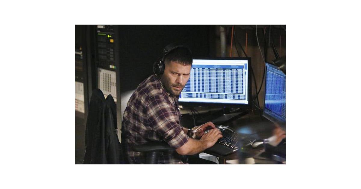 Scandal saison 3, épisode 17 : Guillermo Diaz sur une photo - Purebreak
