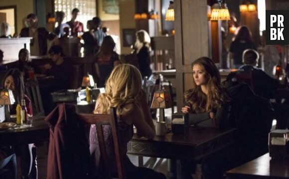 Vampire Diaries saison 5, épisode 18 : Elena face à Caroline sur une photo