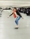  Laury Thilleman fait du skate dans un parking 