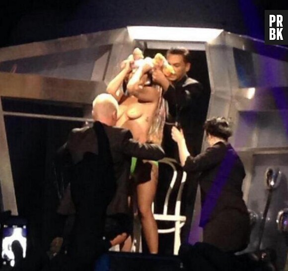 Lady Gaga topless pour démarrer sa tournée "artRAVE" aux States