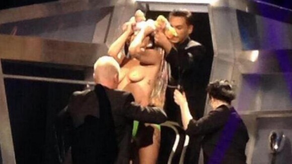Lady Gaga : topless pour le coup d'envoi de sa tournée "artRAVE"