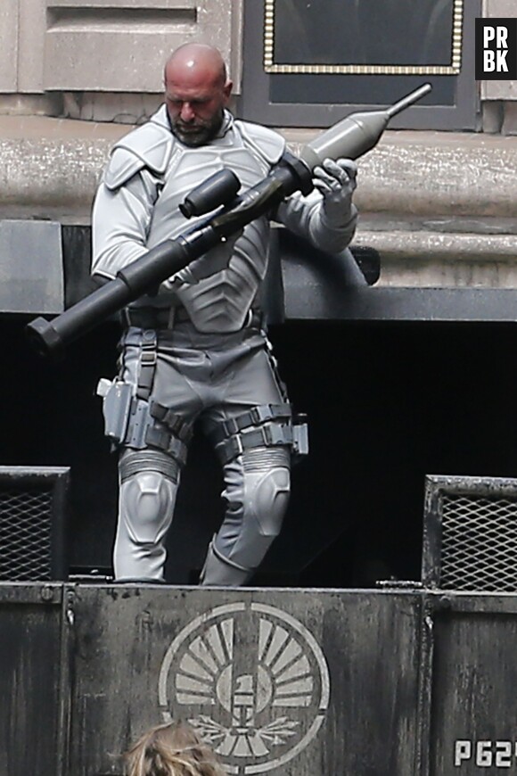 Hunger Games 3 : ambiance armée sur le tournage, le 9 mai 2014 à Noisy-le-Grand