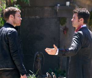 The Originals saison 1, épisode 22 : Klaus et Elijah sur une photo du final