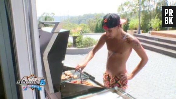 Les Anges 6 : Eddy prépare le barbecue