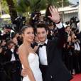 Pierre Niney et sa petite amie Natasha Andrews sur le tapis rouge du Festival de Cannes 2014, le vendredi 16 mai