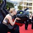 Cate Blanchett et un dragon sur le tapis rouge du Festival de Cannes 2014, le vendredi 16 mai