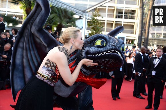 Cate Blanchett et un dragon sur le tapis rouge du Festival de Cannes 2014, le vendredi 16 mai