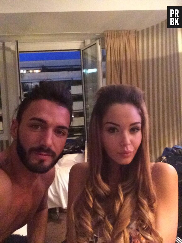 Nabilla Benattia et Thomas Vergara dans leur chambre d'hôtel au Festival de Cannes, le 17 mai 2014