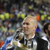 Zinedine Zidane tient le trophée de la Ligue des Champions 2014 remportée par le Real Madrid à Lisbonne