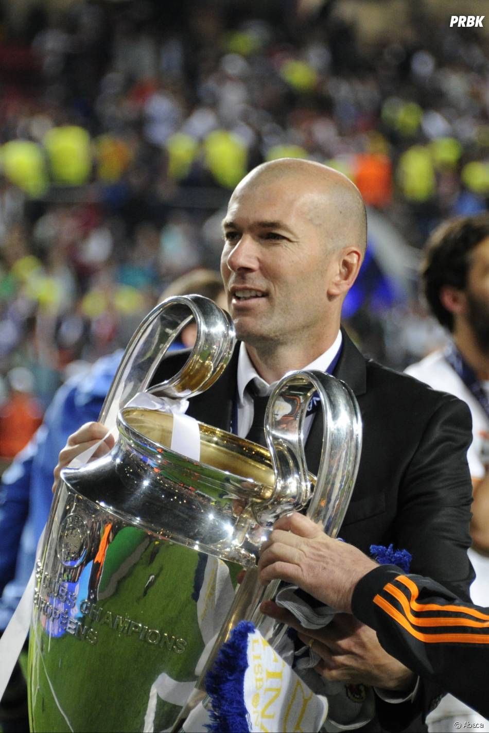 Zinedine Zidane Tient Le Troph e De La Ligue Des Champions 2014 Zinedine Zidane Tient Le Troph e De La Ligue Des Champions 2014