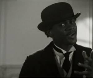 Black M en Charlie Chaplin dans le clip Sur ma route, extrait de l'album "Les Yeux plus gros que le monde"