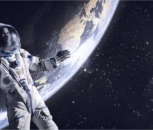 Black M en George Clooney (Gravity) dans le clip Sur ma route, extrait de l'album "Les Yeux plus gros que le monde"