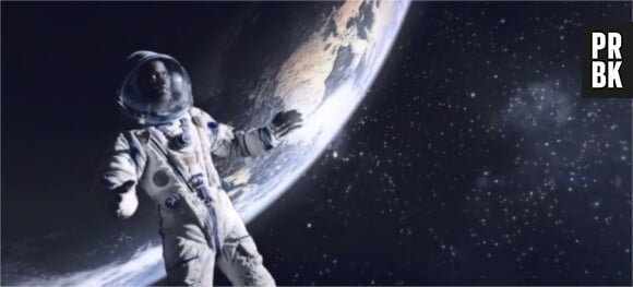 Black M en George Clooney (Gravity) dans le clip Sur ma route, extrait de l'album "Les Yeux plus gros que le monde"
