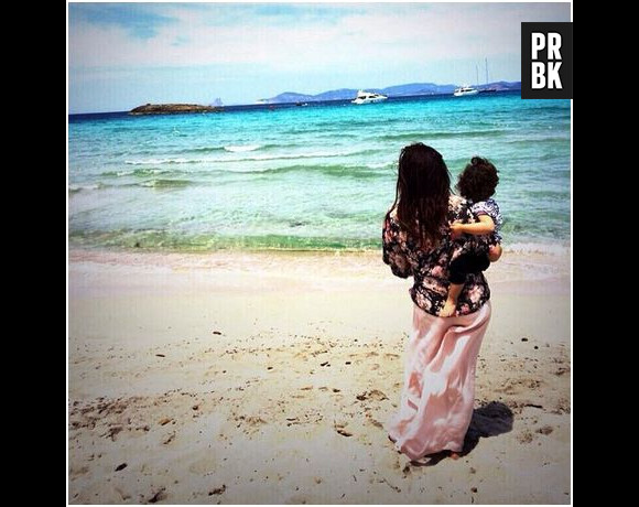 Emilie Nef Naf et sa fille Maëlla : photo de vacances postée sur Instagram, le 2 juin 2014