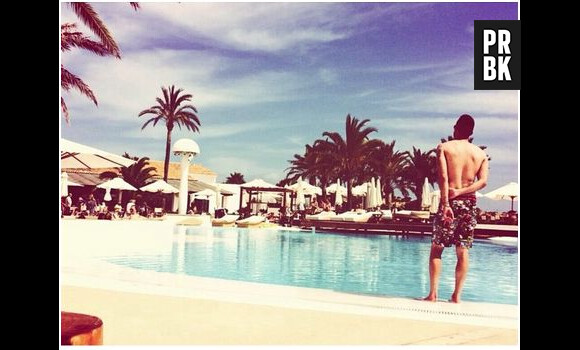 Jérémy Ménez prend la pose au bord de la piscine, sur une photo postée le 6 juin 2014 sur Instagram