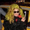 Lady Gaga salue ses fans à New York, le 7 avril 2014