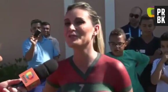Andressa Urech, la supposée ex-maîtresse de Cristiano Ronaldo, s'est payée une séance de body-painting pour soutenir le Portugais.