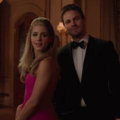 Arrow : un baiser entre Oliver et Felicity coupé au montage