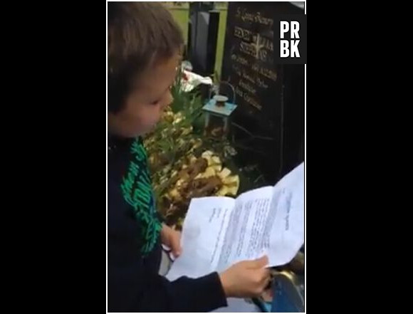 Un petit garçon reçoit une lettre de son père décédé