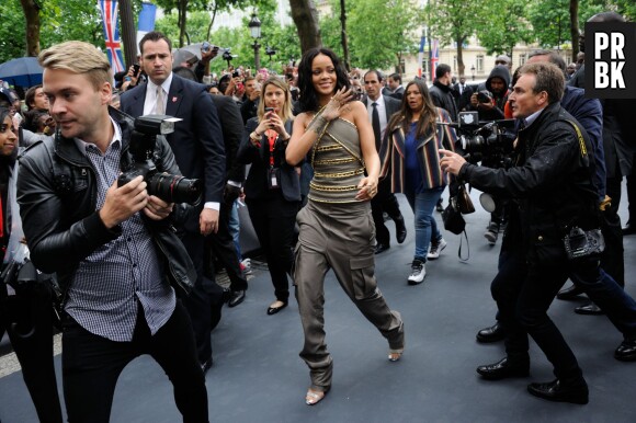 Rihanna souriante sur les Champs Elysées à Paris, le 4 juin 2014