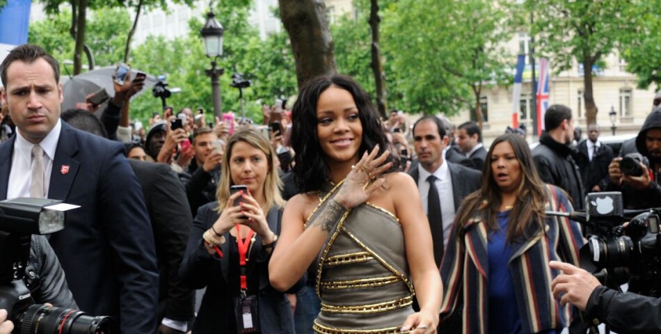  Rihanna souriante sur les Champs Elysées à Paris, le 4 juin 2014 