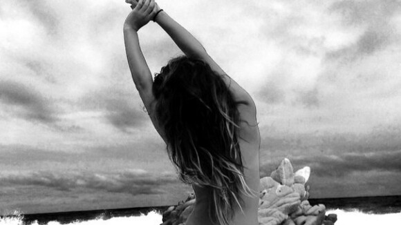 Lea Michele : bronzage topless et coucher de soleil en bikini au Mexique