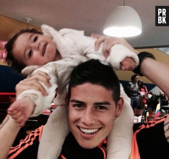 James Rodriguez fête le super parcours de la Colombie au Mondial 2014 avec sa fille Salomé