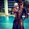 Daniela Ospina, sexy en bikini avec son bébé dans les bras