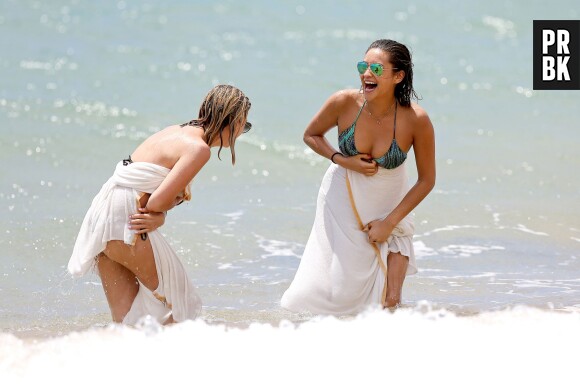 Ashley Benson et Shay Mitchell s'éclatent au soleil, le 30 juin 2014 à Hawaii