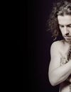 Julien Doré et son tatouage croix XXL