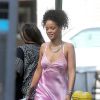 Rihanna souriante dans sa nuisette rose, le 8 juillet 2014 à New York