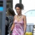  Rihanna souriante dans sa nuisette rose, le 8 juillet 2014 &agrave; New York 