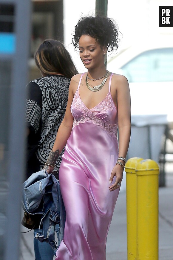 Rihanna souriante dans sa nuisette rose, le 8 juillet 2014 à New York