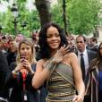  Rihanna souriante sur les Champs Elys&eacute;es &agrave; Paris le 4 juin 2014 