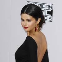 Selena Gomez : de star Disney à sexy girl, son évolution look pour ses 23 ans