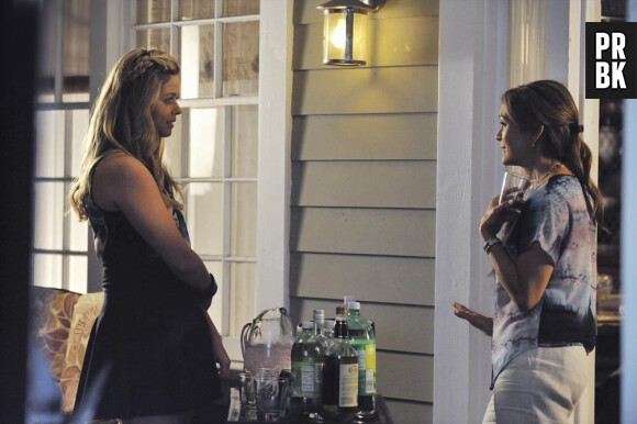 Pretty Little Liars saison 5, épisode 7 : Ali face à la mère d'Emily sur une photo