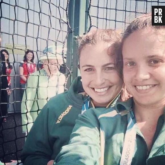 La Reine Elizabeth II s'est incrustée sur un selfie de deux athlètes australiennes, le 24 juillet 2014