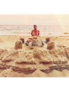 Shy'm : châteaux de sable pendant ses vacances