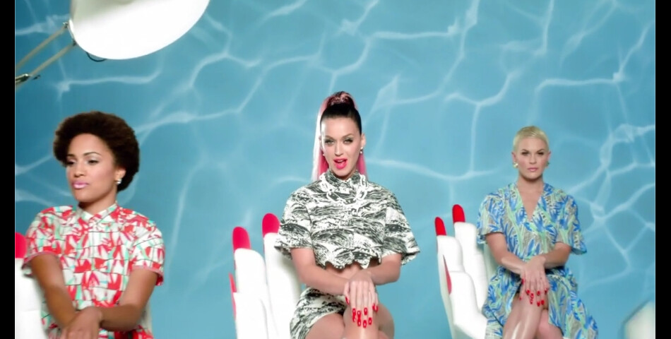  Katy Perry et ses cheveux roses dans le clip de This Is How We Do 