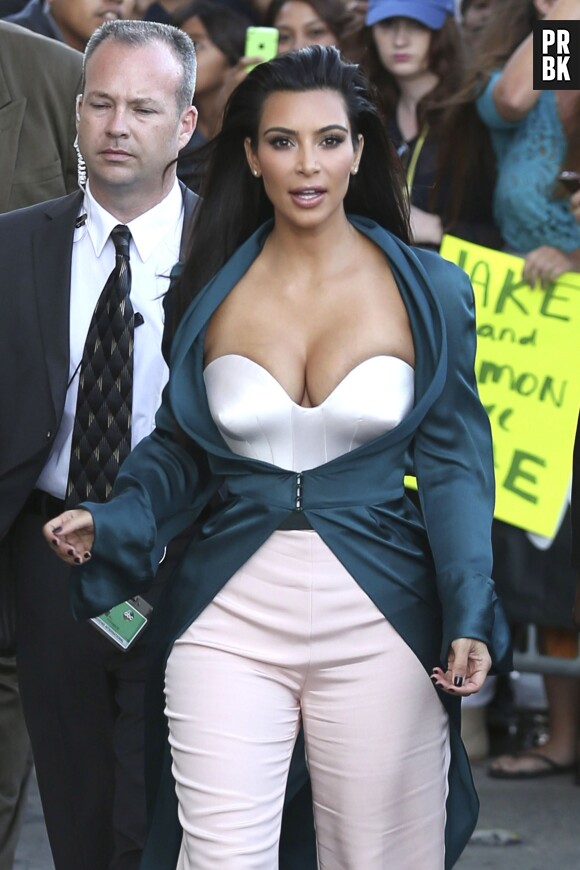 Kim Kardashian : ses seins ont affolé la foule lors de son passage chez Jimmy Kimmel en août 2014