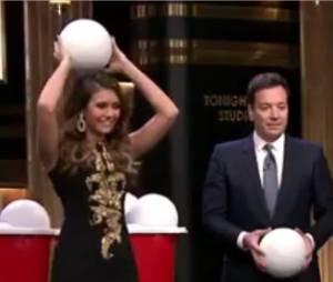 Nina Dobrev VS Jimmy Fallon : battle de beer pong dans le Tonight Show en août 2014