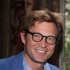 Laurent Delahousse trop beau ? L'animateur se ferait harceler de cadeaux coquins