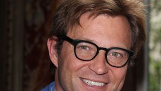 Laurent Delahousse trop beau ? L'animateur se ferait harceler de cadeaux coquins