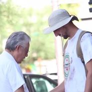 [VIDEO] Il fait la manche déguisé en SDF.. et récompense les passants généreux