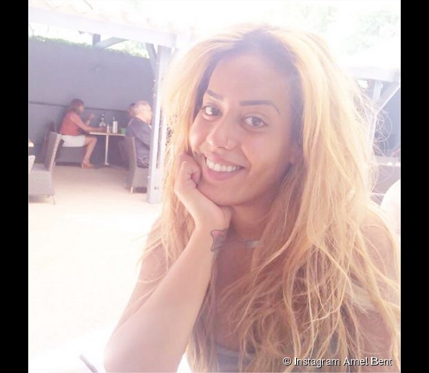 Amel Bent blonde et souriante sur Instagram, le 16 juillet 2014