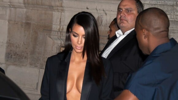 Kim Kardashian décolletée et sexy à Paris : ses seins stars de la Fashion Week