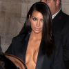 Kim Kardashian uktra décolletée à la Fashion Week de Paris, le 25 septembre 2014